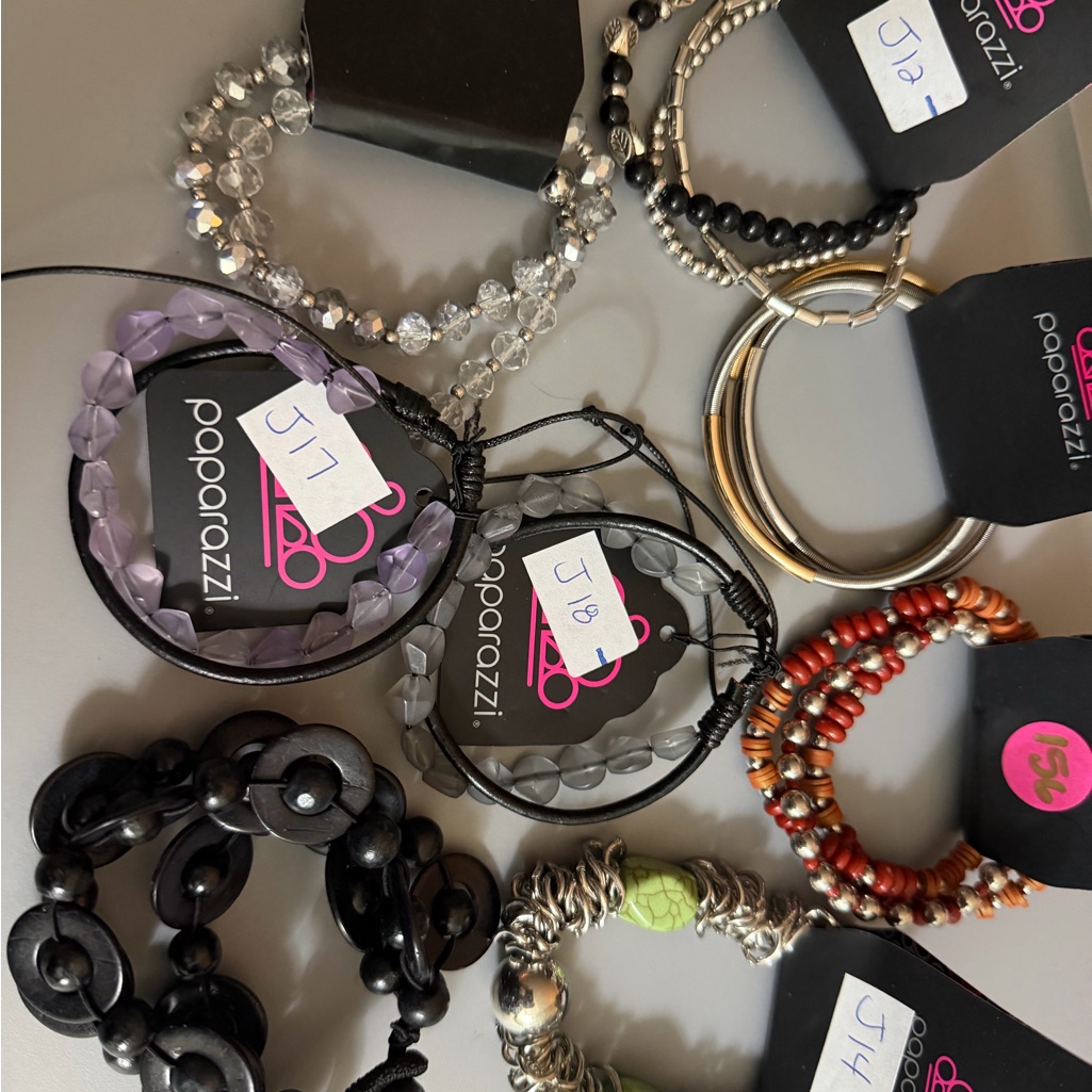 Paparazzi 8 Piece Bracelet Set Stretch And Adjustable Fit 19$